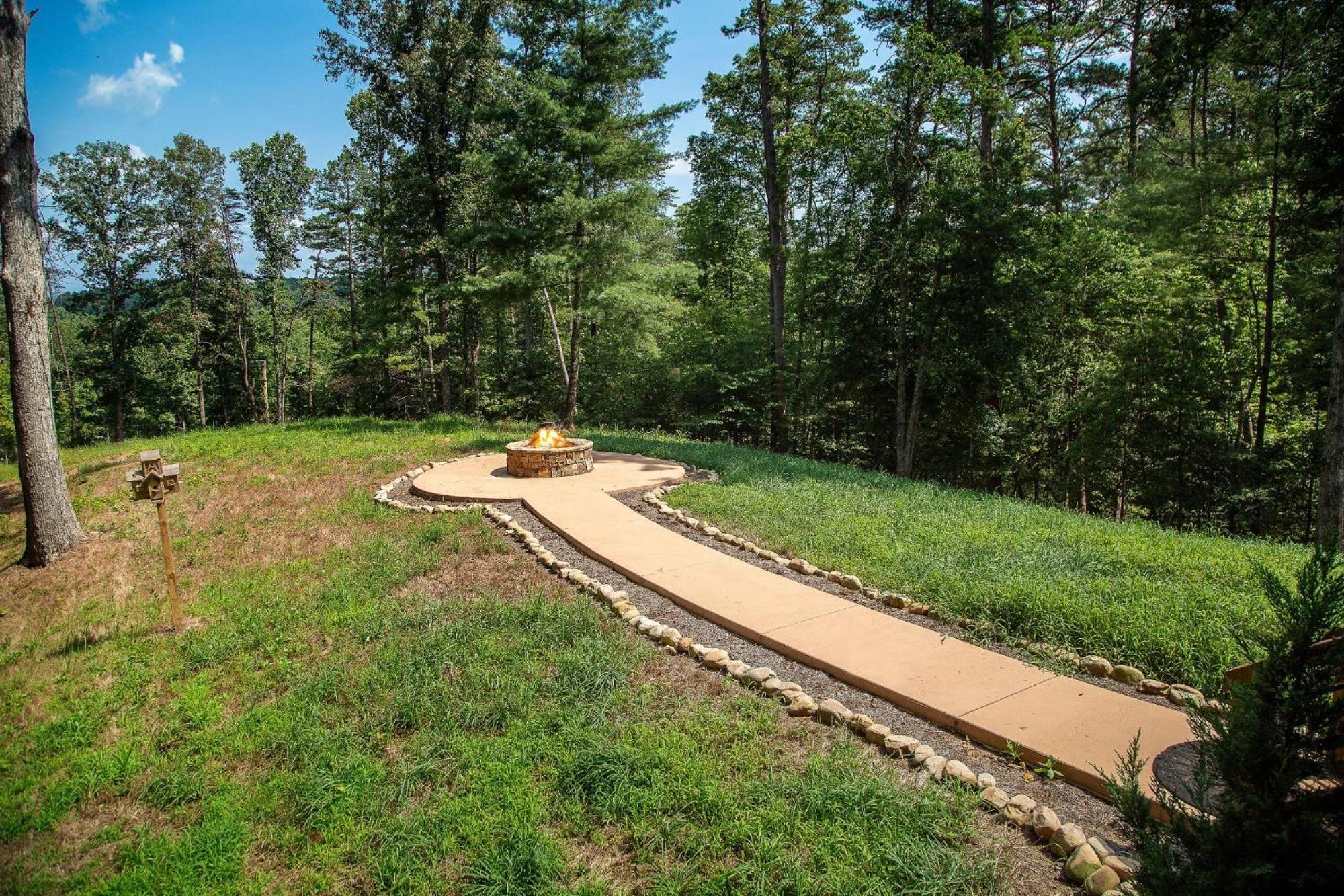 Adore The Smores Rustic Mountain Charm Outdoor Spaces And A Cozy Hot Tub ブルーリッジ山脈 エクステリア 写真